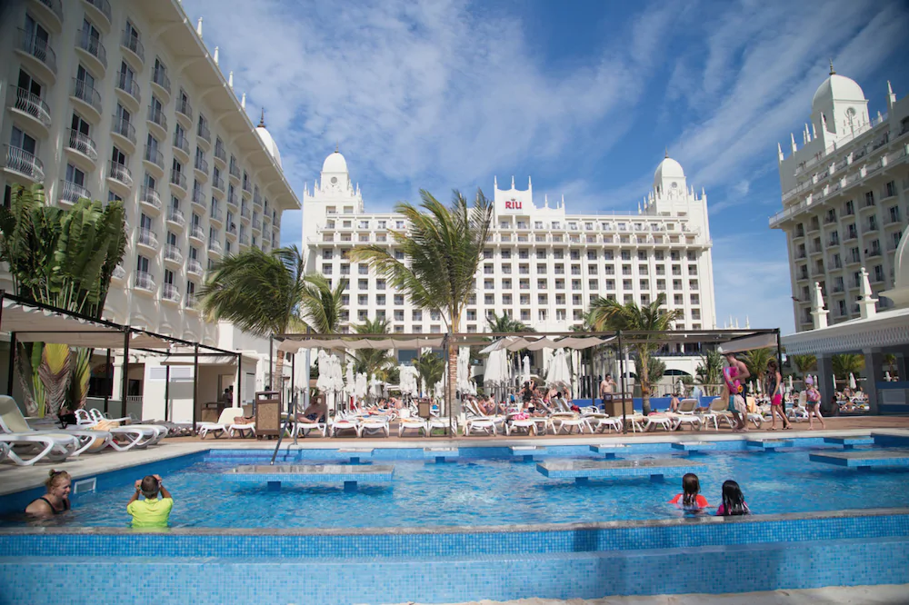 pool day at Riu palace in Aruba momstravelhacks.com